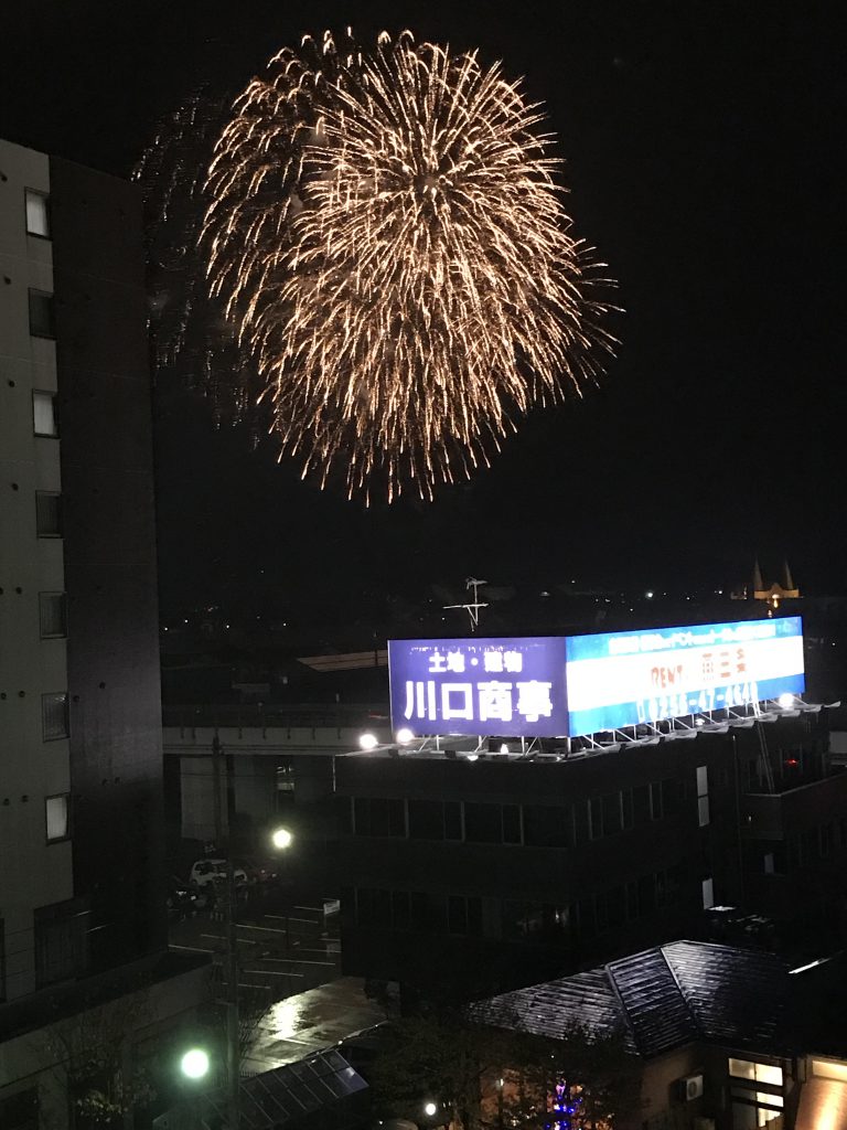 燕三条駅ホームから見た花火 コレブロ